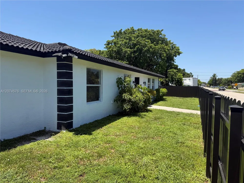 5201 SW 22nd St West Park, FL 33023