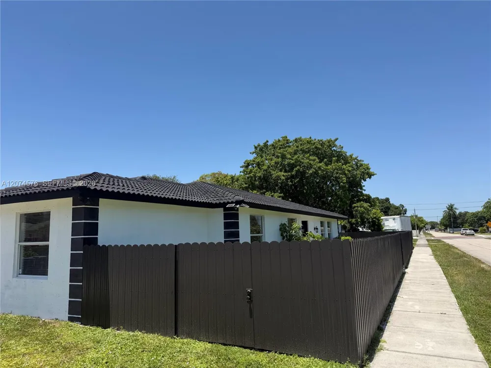 5201 SW 22nd St West Park, FL 33023