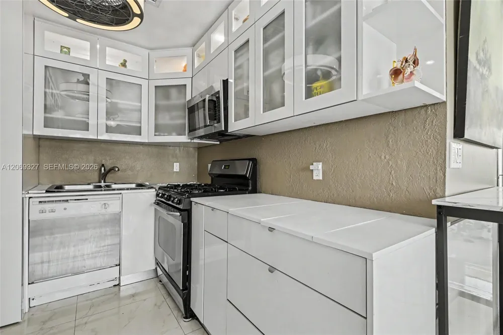 350 S Shore Dr #15 Miami Beach, FL 33141