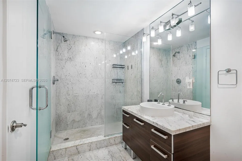 253 NE 2nd St #3104 Miami, FL 33132