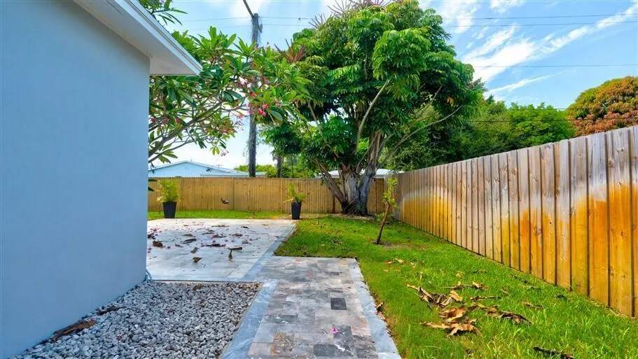 701 SE 1ST STREET Boynton Beach, FL 33435