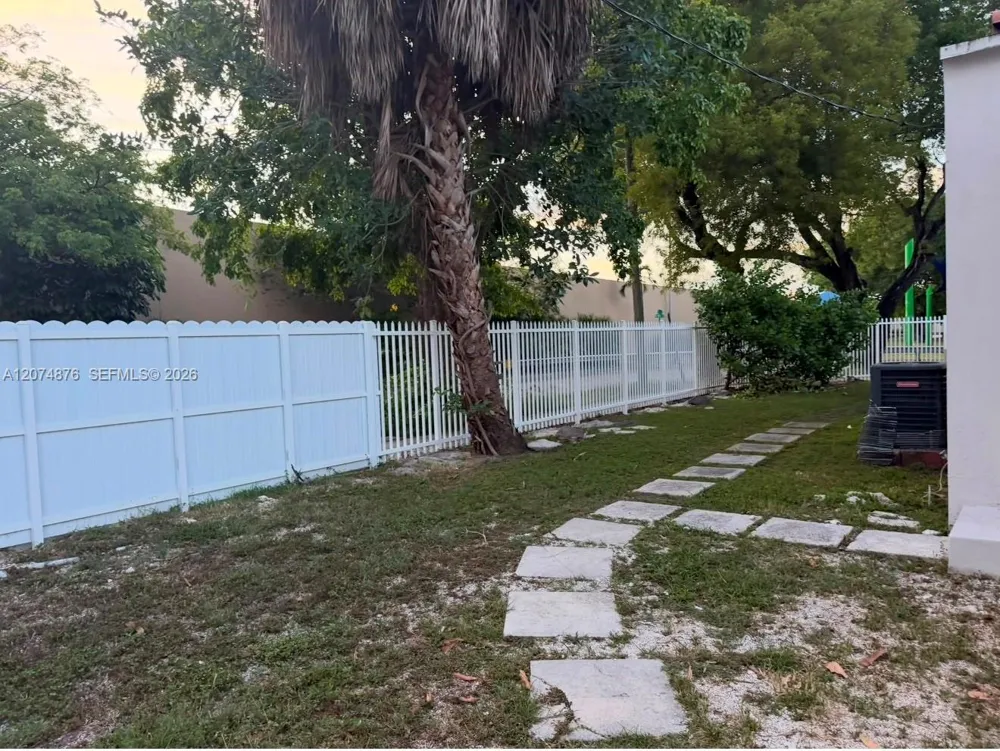 586 NW 48th St #1 Miami, FL 33127