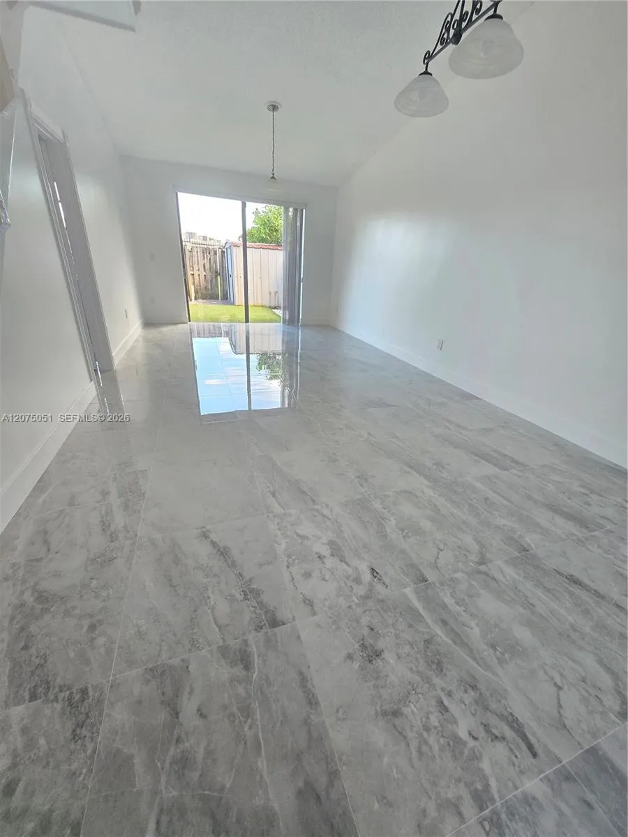 6746 NW 188th Ter Hialeah, FL 33015