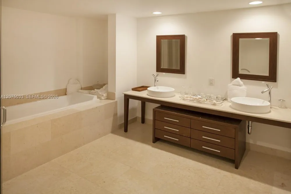 465 Brickell Ave #4703 Miami, FL 33131