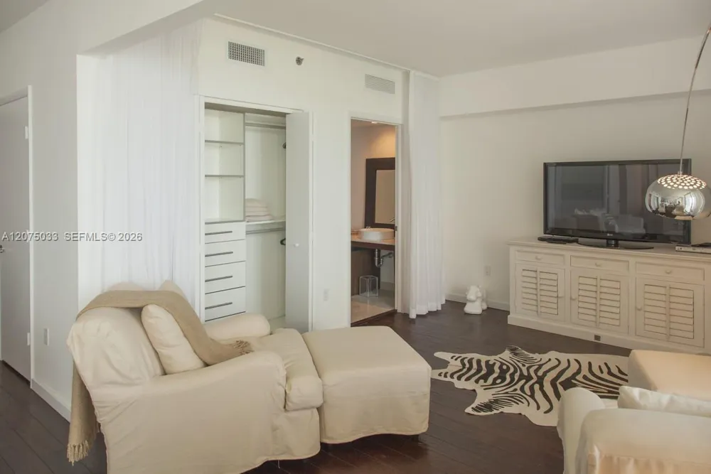 465 Brickell Ave #4703 Miami, FL 33131