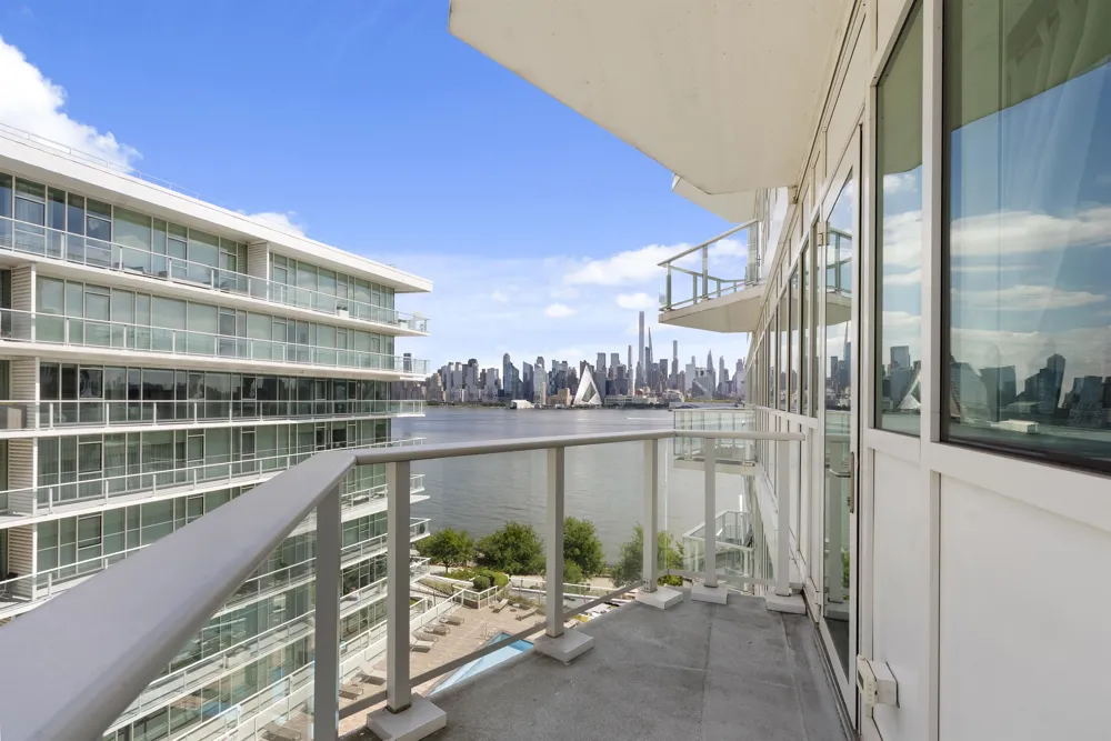 800 AVENUE AT PORT IMPERIAL Weehawken, NJ 07086
