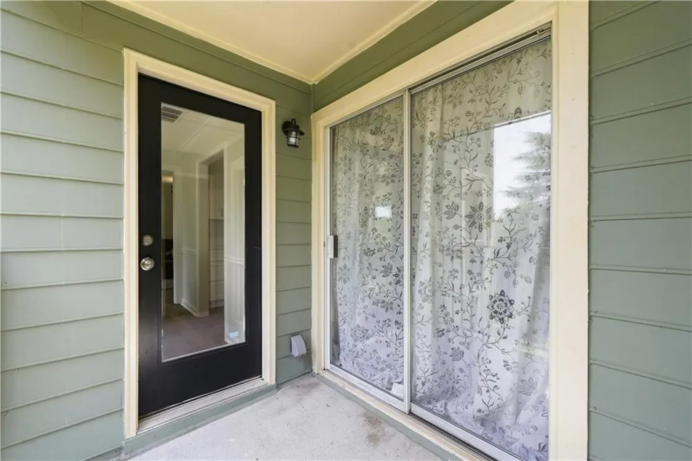 1003 Canyon Point Circle Roswell, GA 30076