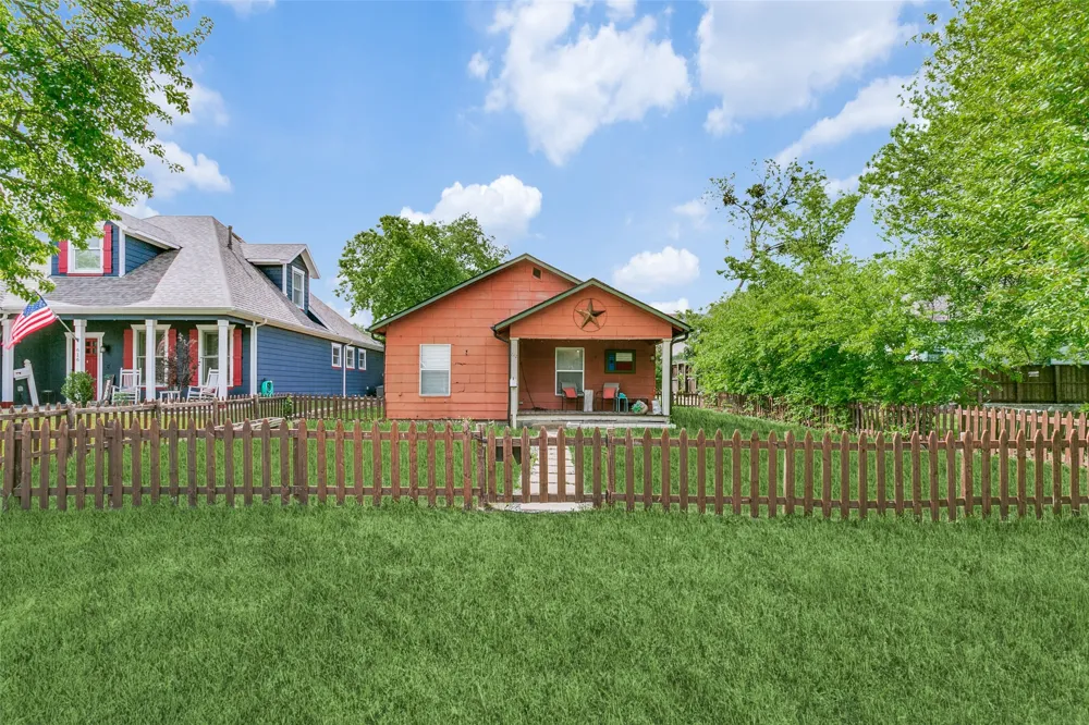 612 E Wall Street Grapevine, TX 76051