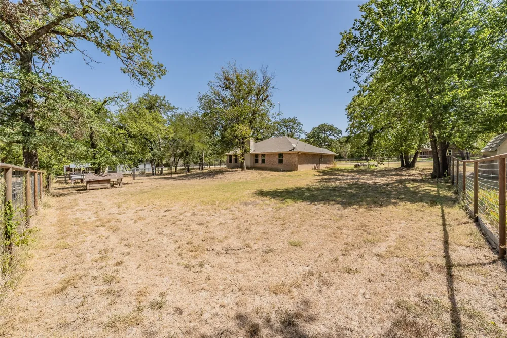 115 Pleasant Oaks Lane Springtown, TX 76082