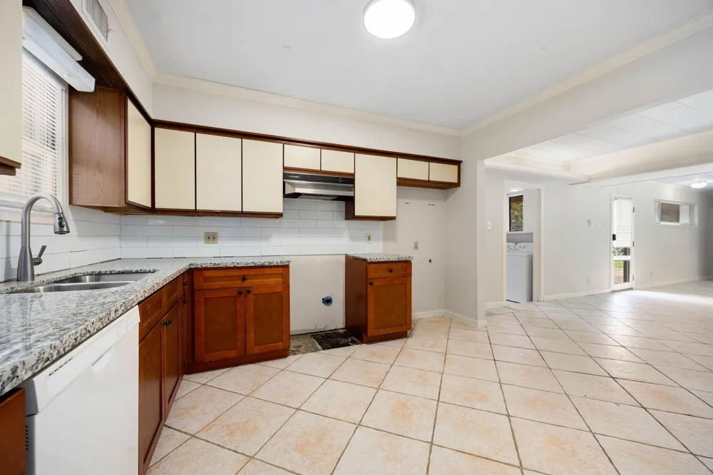 5116 Evergreen Street Bellaire, TX 77401
