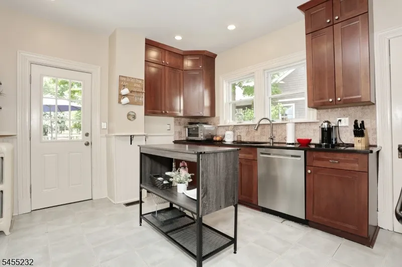 142 Wyckoff Waldwick, NJ 07463