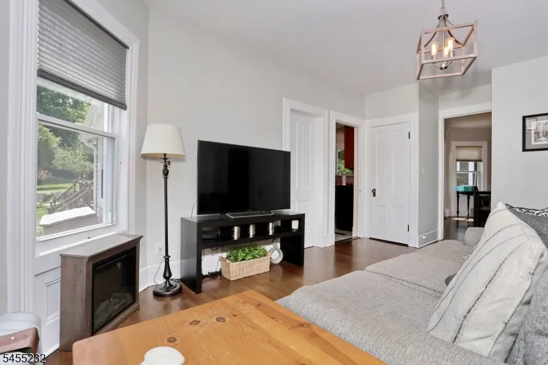 142 Wyckoff Waldwick, NJ 07463
