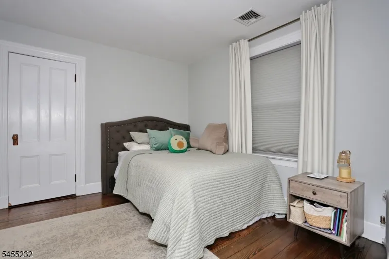 142 Wyckoff Waldwick, NJ 07463