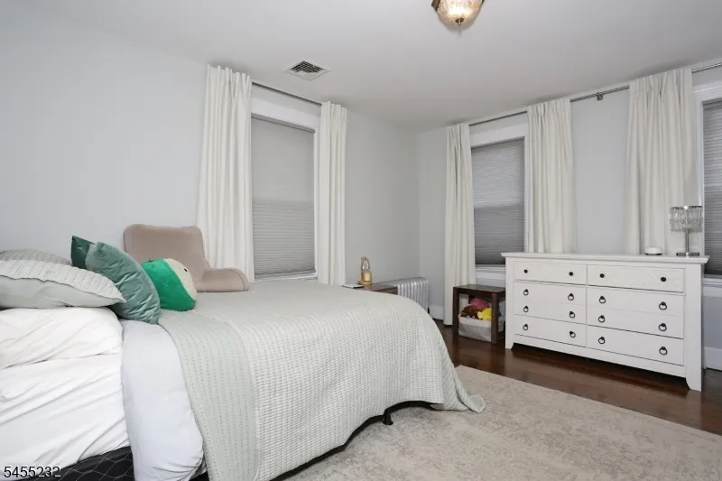 142 Wyckoff Waldwick, NJ 07463