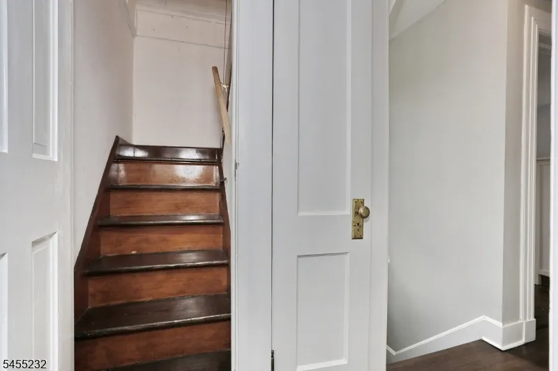 142 Wyckoff Waldwick, NJ 07463