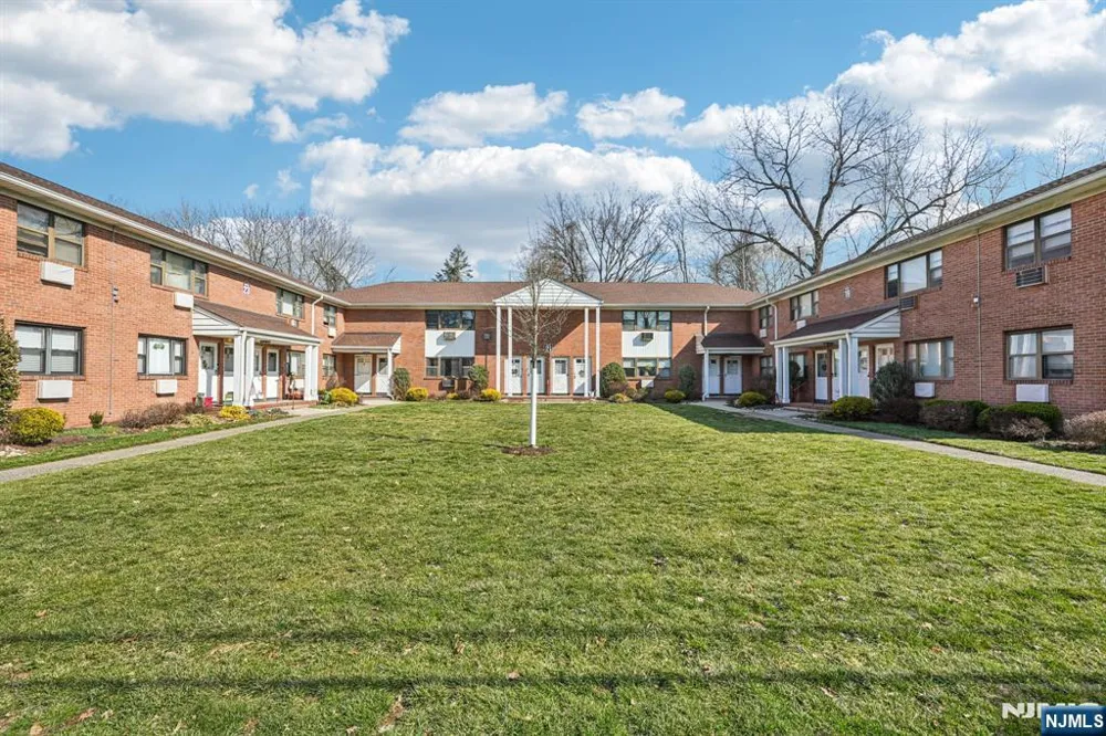 21 Colonial Drive 211 Little Falls, NJ 07424