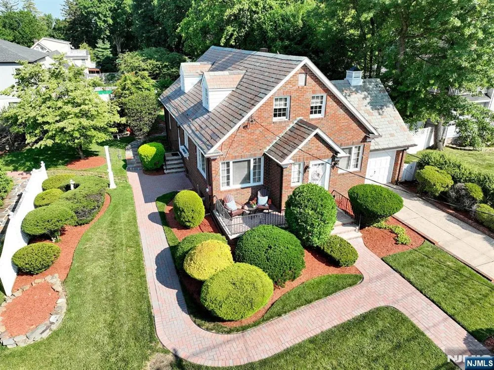 10 Glenwood Avenue Leonia, NJ 07605