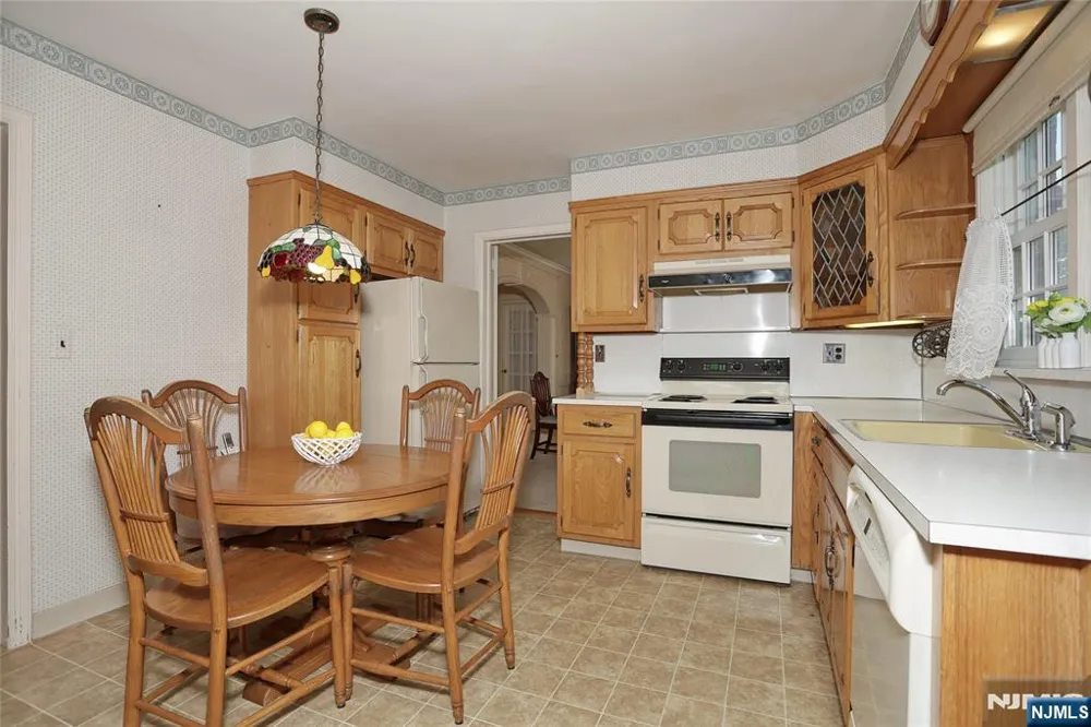 10 Glenwood Avenue Leonia, NJ 07605