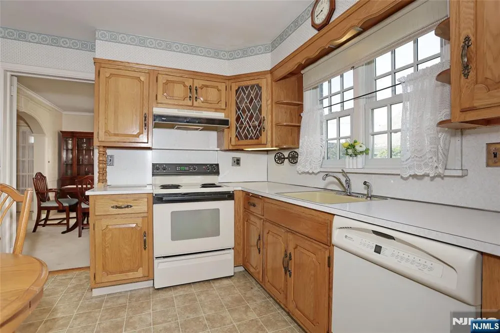 10 Glenwood Avenue Leonia, NJ 07605