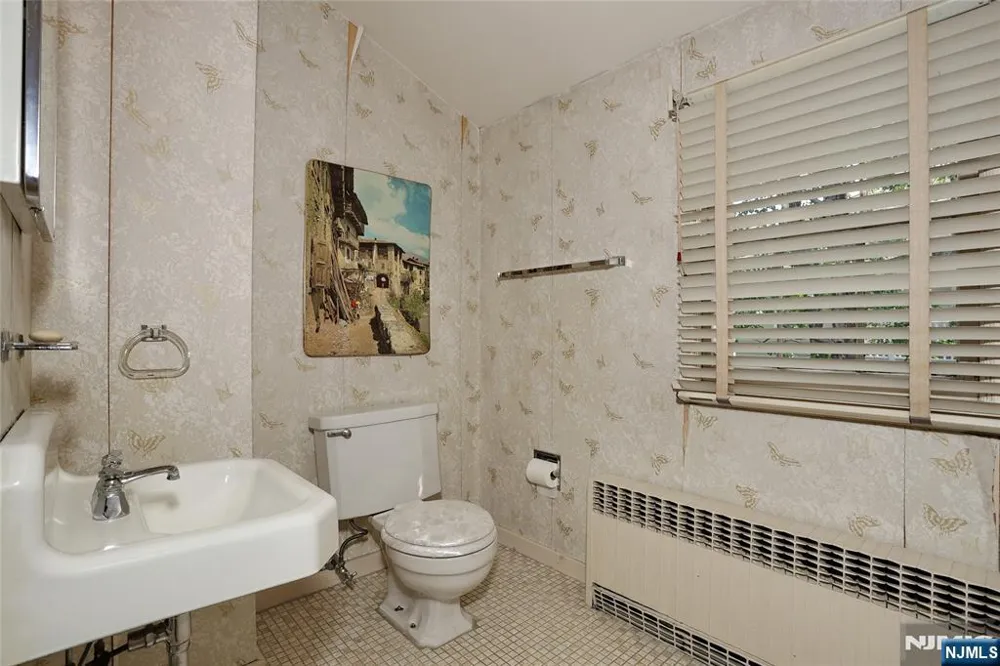 10 Glenwood Avenue Leonia, NJ 07605