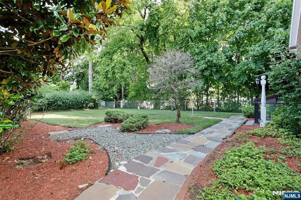 10 Glenwood Avenue Leonia, NJ 07605