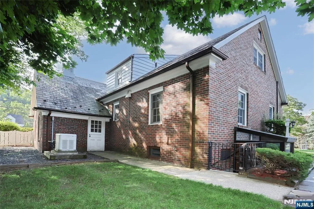 10 Glenwood Avenue Leonia, NJ 07605