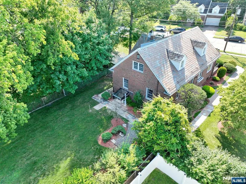 10 Glenwood Avenue Leonia, NJ 07605