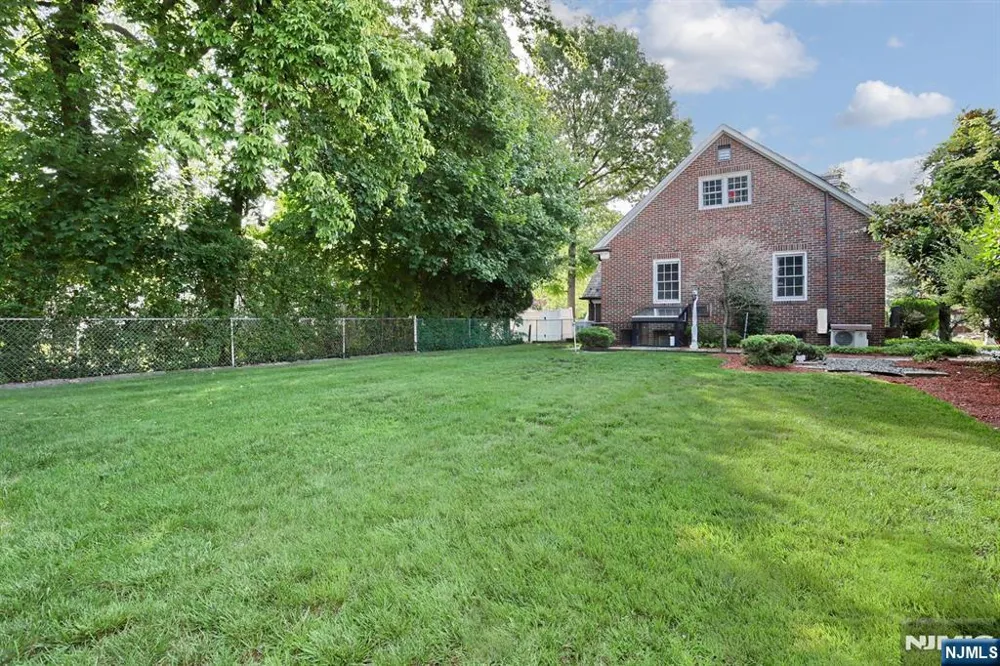 10 Glenwood Avenue Leonia, NJ 07605