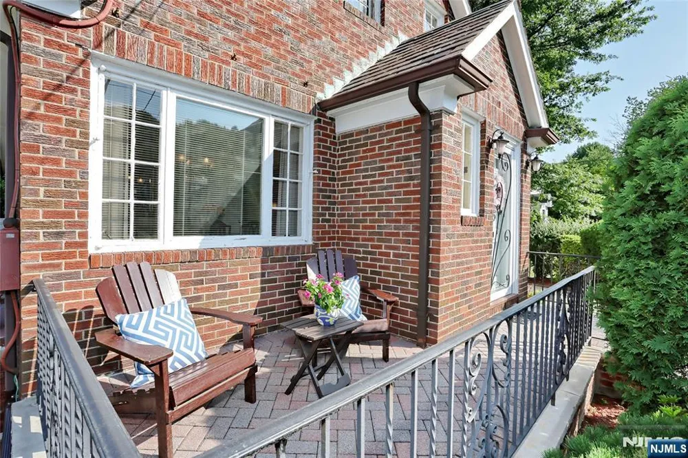 10 Glenwood Avenue Leonia, NJ 07605