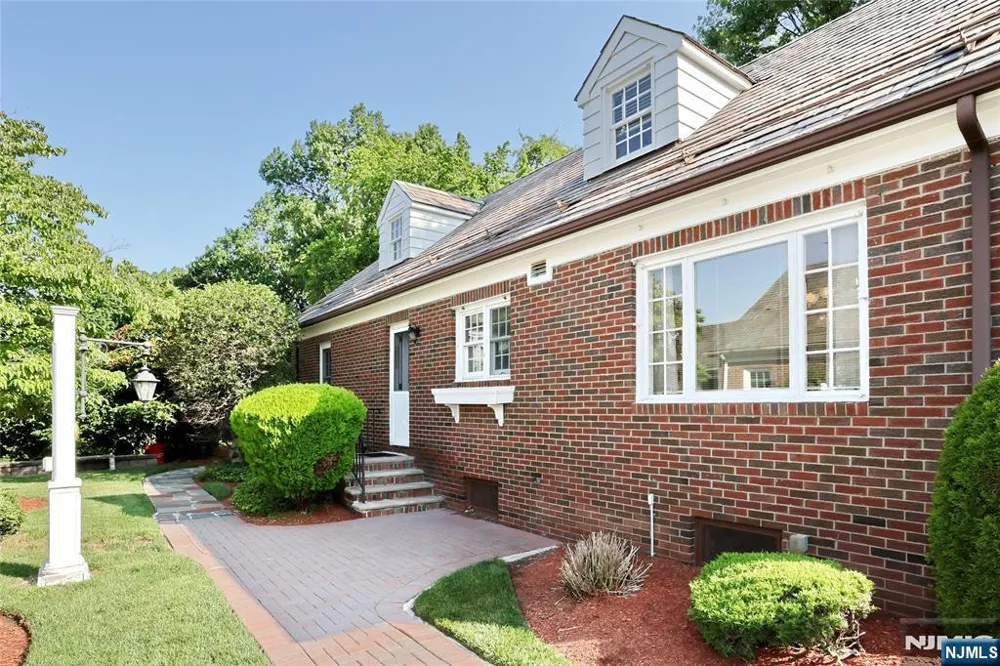 10 Glenwood Avenue Leonia, NJ 07605