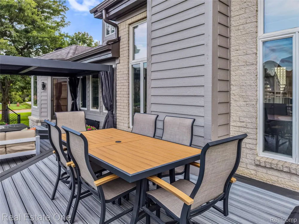 10137 Devonshire Drive Green Oak Township, MI 48178