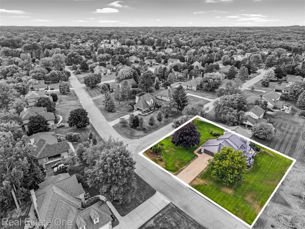 10137 Devonshire Drive Green Oak Township, MI 48178