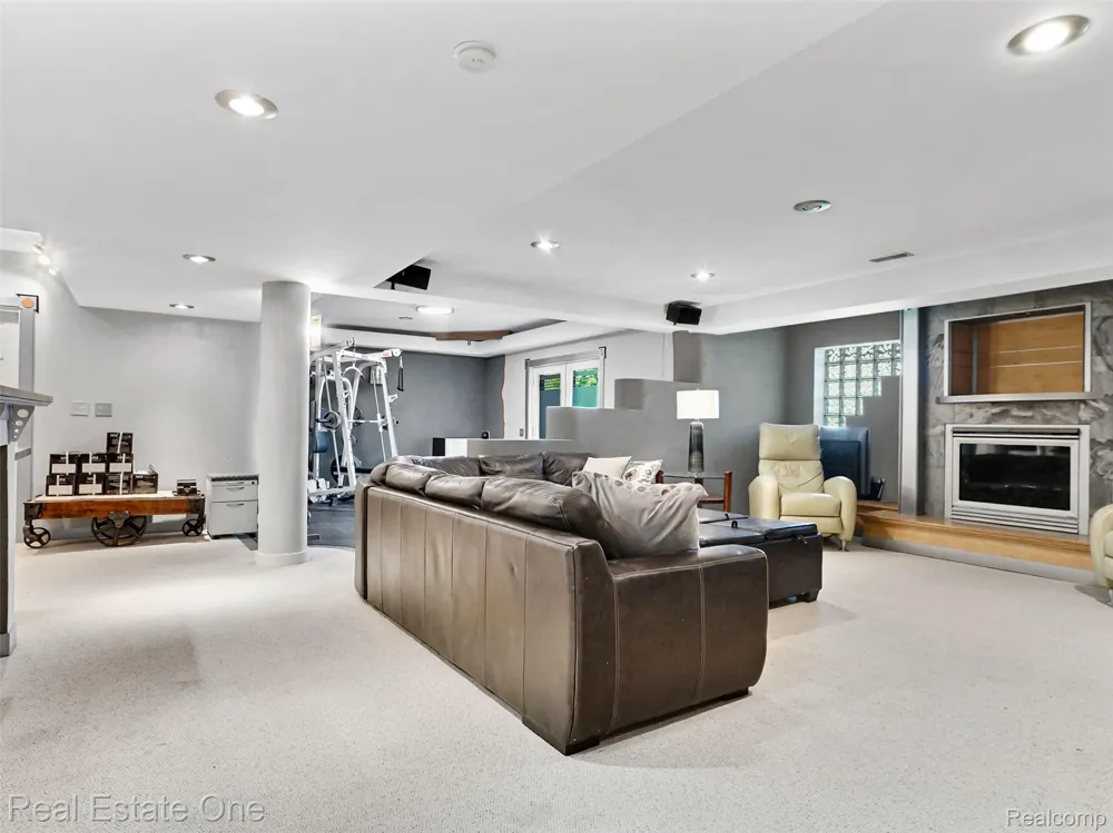 10137 Devonshire Drive Green Oak Township, MI 48178