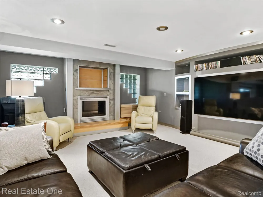10137 Devonshire Drive Green Oak Township, MI 48178