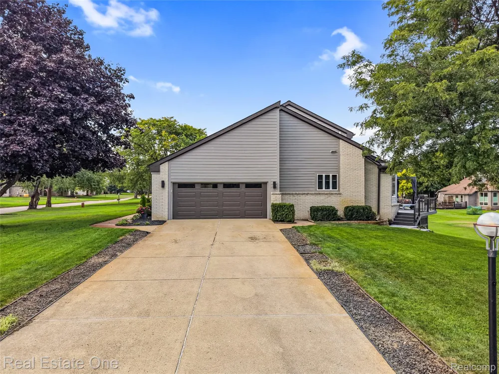 10137 Devonshire Drive Green Oak Township, MI 48178