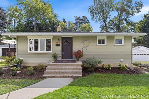 1074 Washtenaw Drive NE