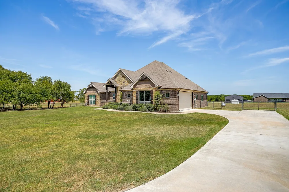 8341 County Road 201a Grandview, TX 76050