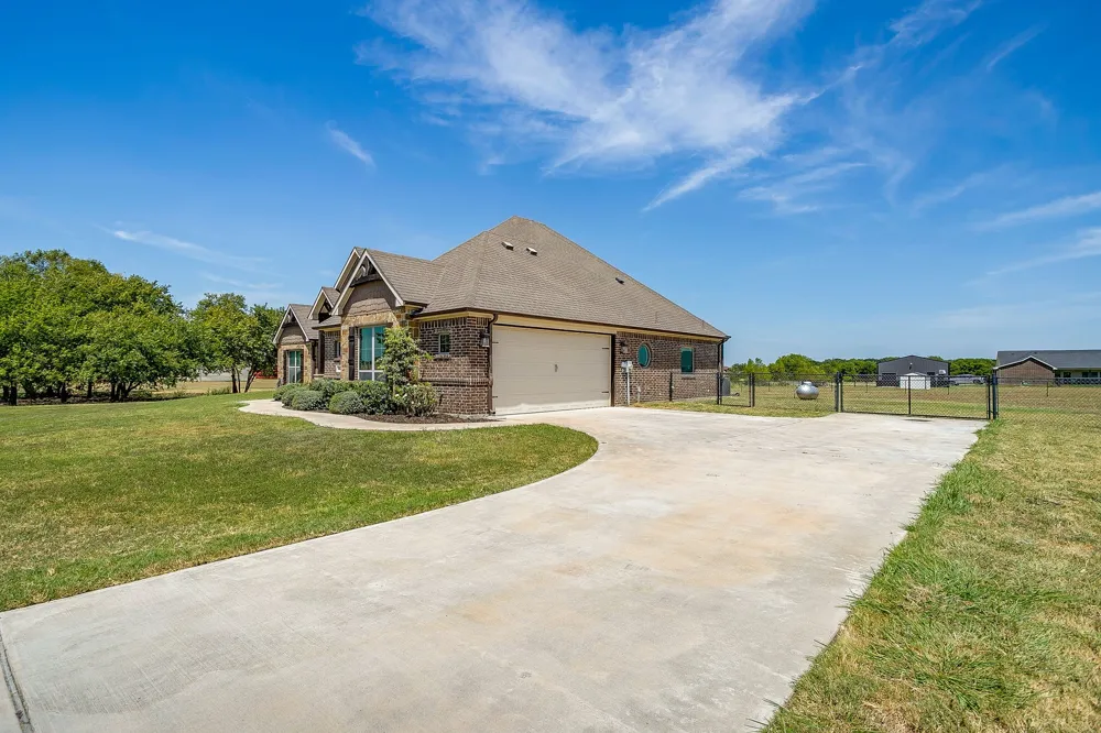 8341 County Road 201a Grandview, TX 76050