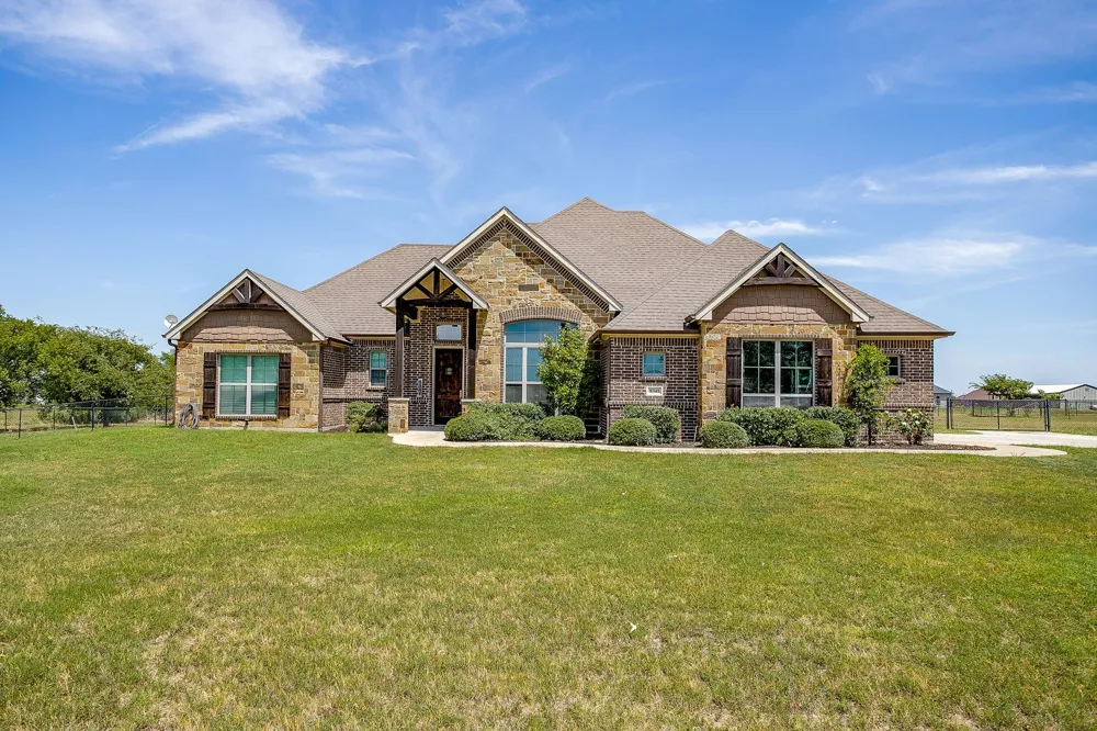 8341 County Road 201a Grandview, TX 76050