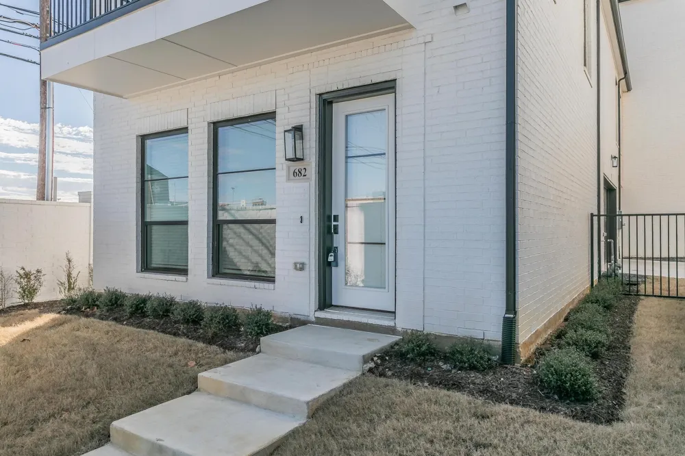 682 W Main Street Arlington, TX 76013