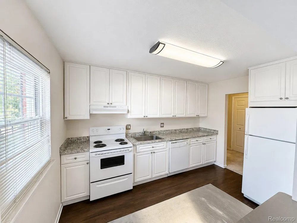 27654 E Echo Valley #231 Farmington Hills City, MI 48334