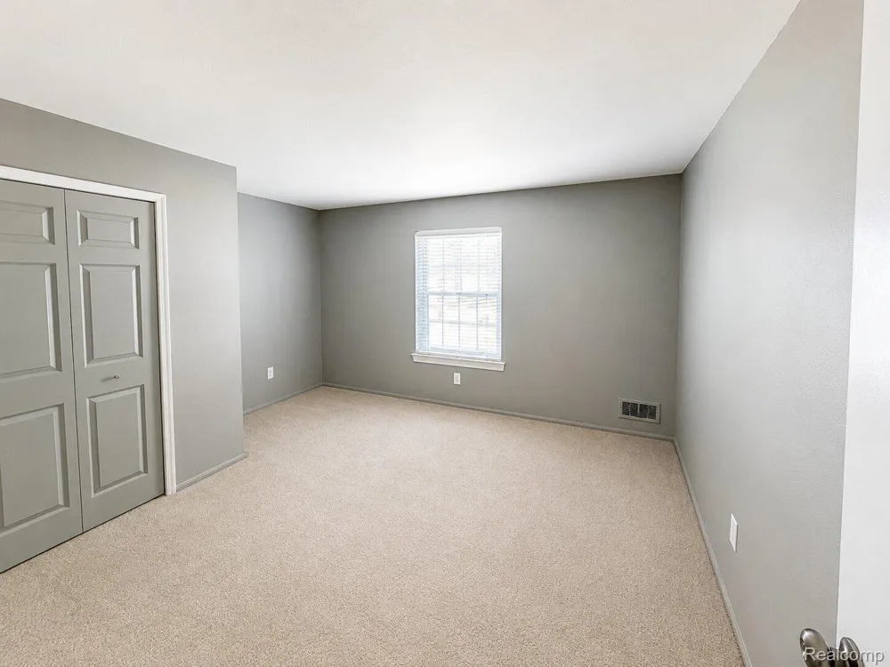 27654 E Echo Valley #231 Farmington Hills City, MI 48334