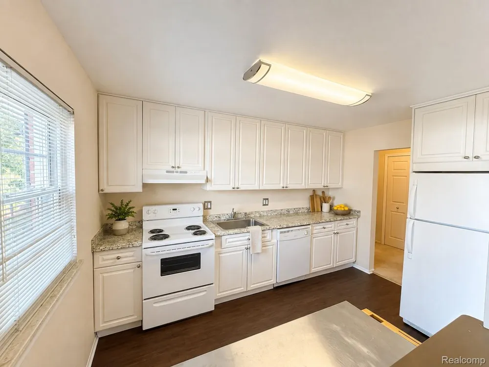 27654 E Echo Valley #231 Farmington Hills City, MI 48334
