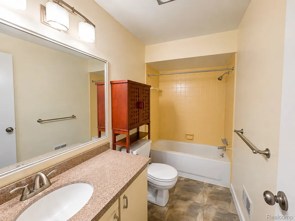 27654 E Echo Valley #231 Farmington Hills City, MI 48334