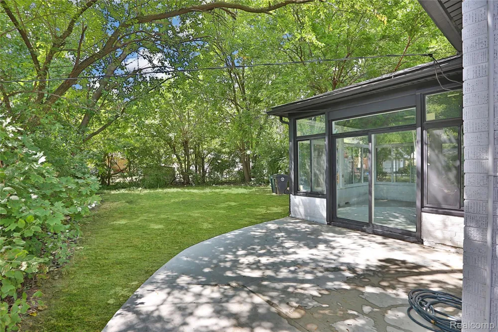 21911 Whitmore Street Oak Park City, MI 48237