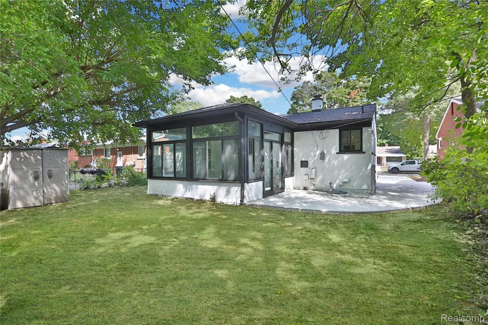 21911 Whitmore Street Oak Park City, MI 48237