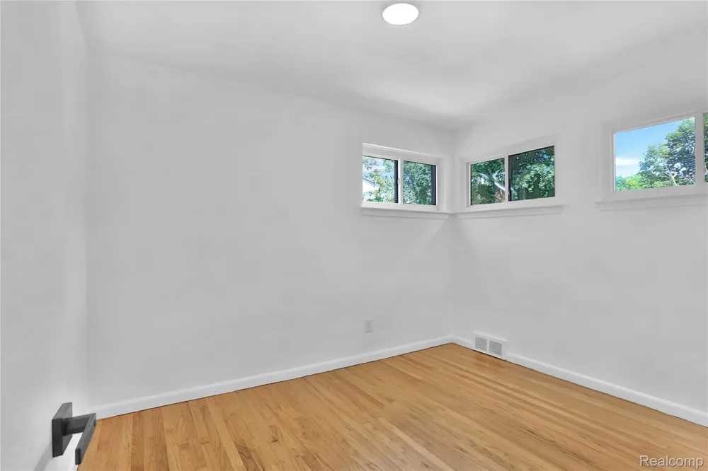 21911 Whitmore Street Oak Park City, MI 48237