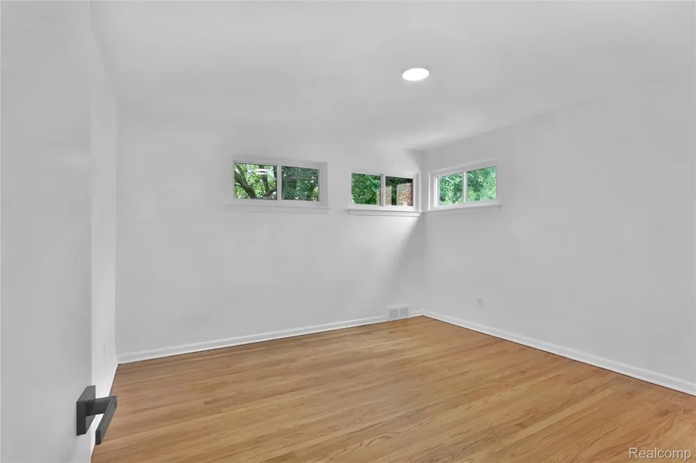 21911 Whitmore Street Oak Park City, MI 48237