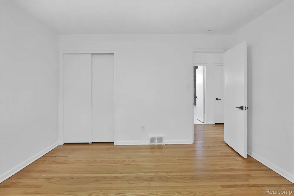21911 Whitmore Street Oak Park City, MI 48237