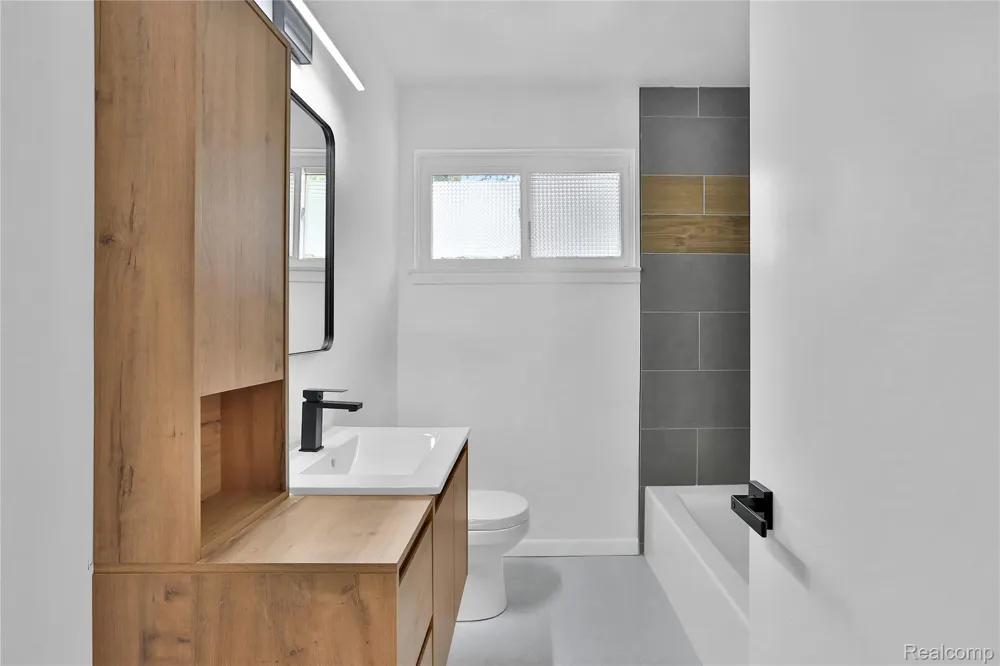 21911 Whitmore Street Oak Park City, MI 48237